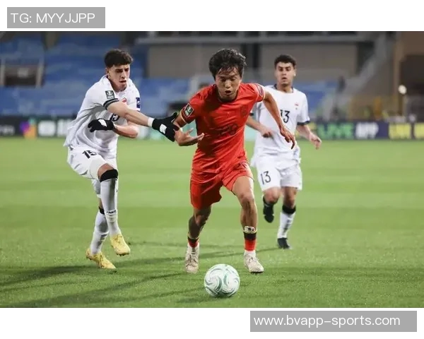 最后时刻U22国足角球争议鲍世蒙拔角旗杆遭黄牌处罚后幽默插回